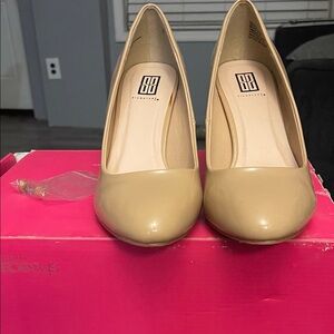 Elegant Beige Pumps